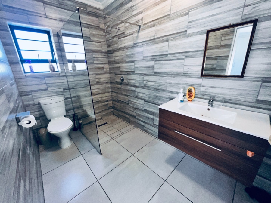 4 Bedroom Property for Sale in Wavecrest Eastern Cape